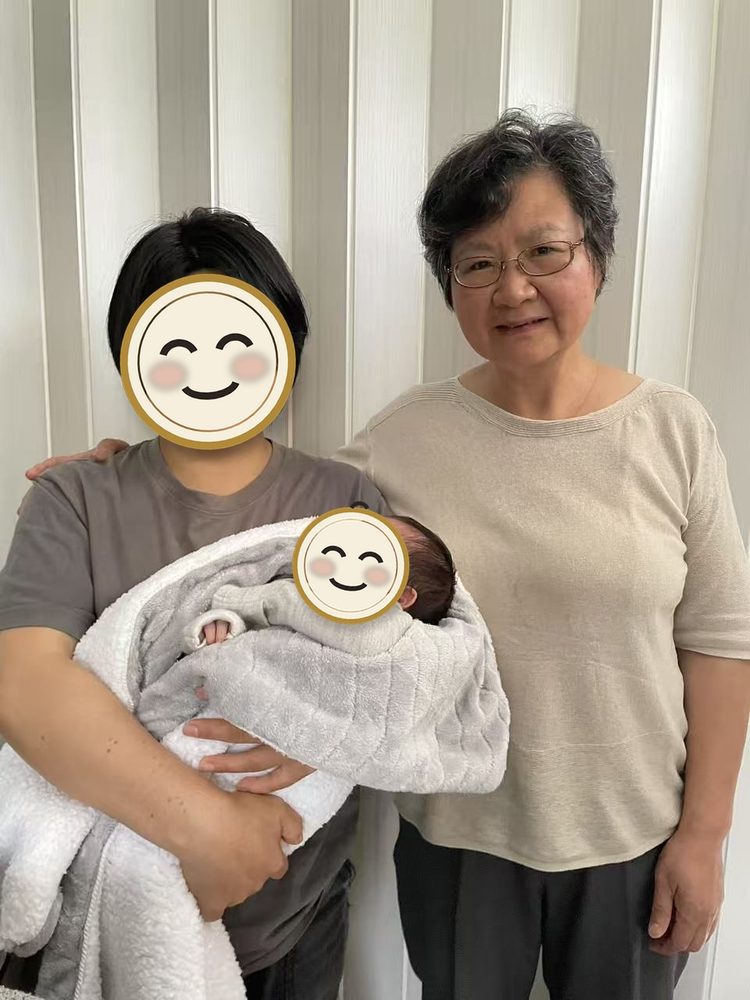 新生儿与妈妈